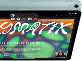 iPad Air, die 12MP Center Stage Kamera zeigt einen Benutzer bei einem FaceTime Anruf. Dahinter die Rückseite eines anderen iPad Air Modells mit der Kamera